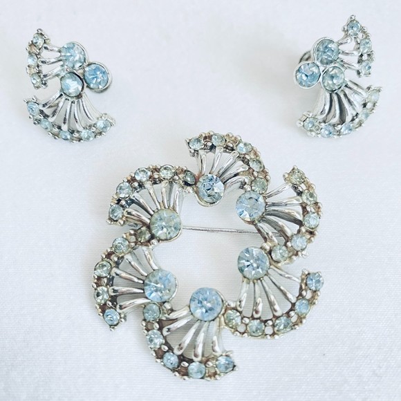 Brooch And Earrings Set Silver Tone With A Swirl Of Aqua Blue Stones - Picture 1 of 5